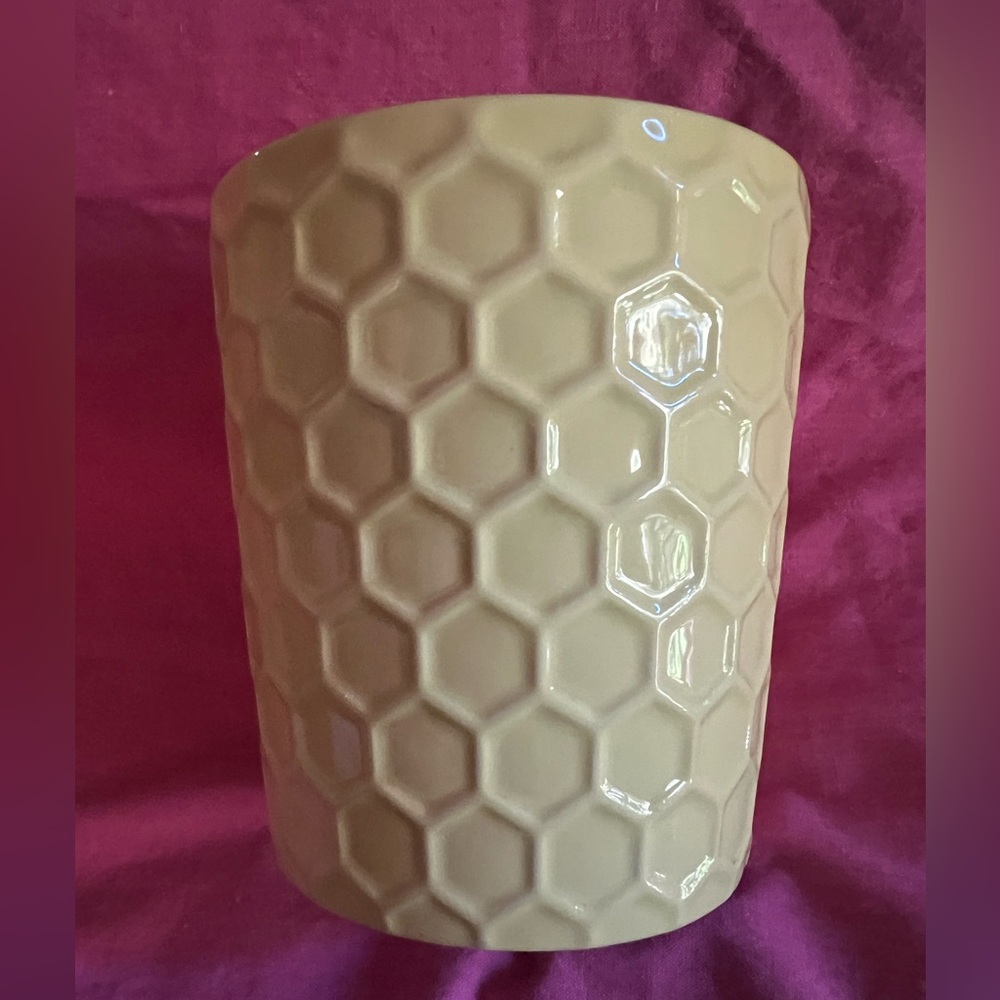 Sweet little pale yellow beehive pattern ceramic planter